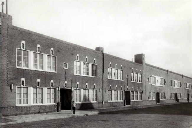 Gevels in oorspronkelijke staat.
              <br/>
              Het Nieuwe Instituut, Rotterdam, Franswa, J.J.B. / archief (FRAX), tweede helft twintiger jaren
